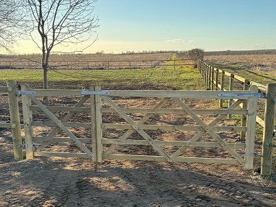 Trælåge i trykimprægneret fyrretræ 240x120 cm