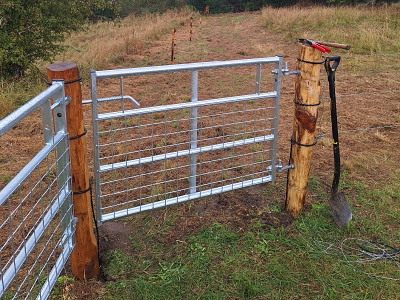 Stållåge med gitter -  B122xH90 cm.