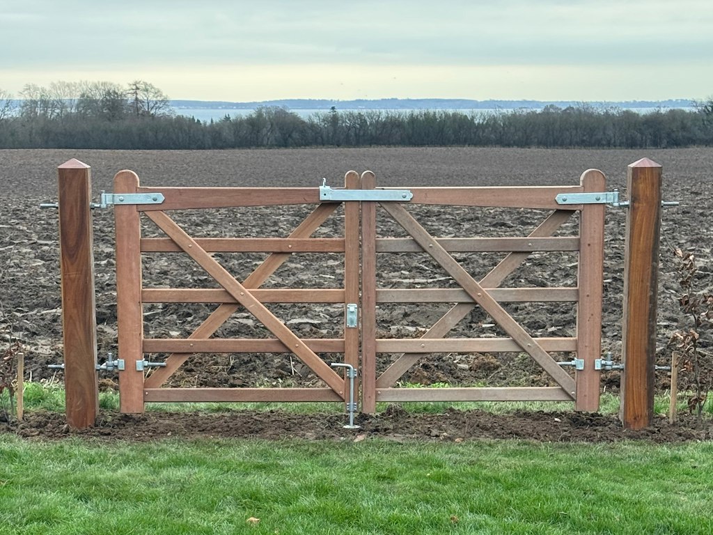 Trælåge i hårdttræ – 120 x 120 cm