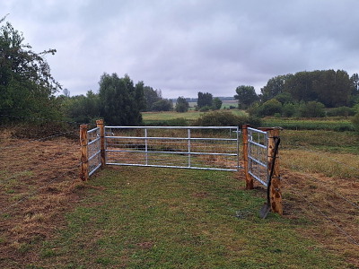 Stållåge med gitter - B305xH90 cm.