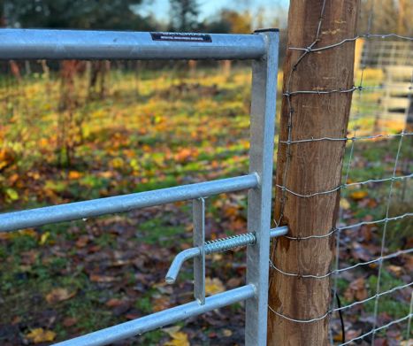 Hegn til Liv Martine - PIT Hegn. Robiniepæle, stållåger og kraftigt nethegn.