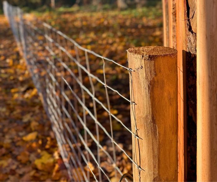 Hegn til Liv Martine - PIT Hegn. Robiniepæle, stållåger og nethegn.